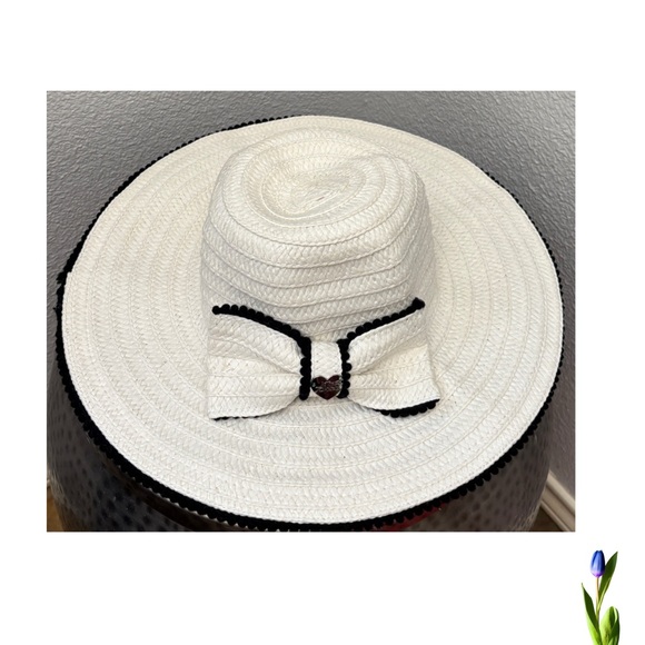 Betsey Johnson White and Black Bow Hat - Picture 1 of 4